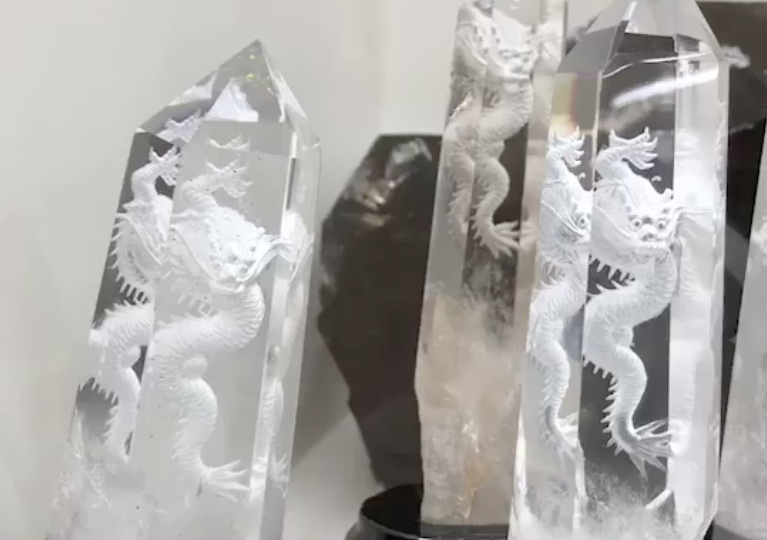 水晶龍彫刻